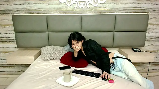 Snapshot of Lovers_21 chatting on 11-09-25, 01:04 Lovers 21 online show from 11-09-25, 01:04