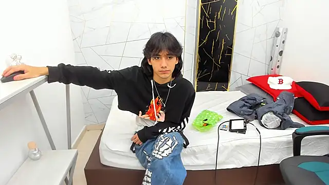 Snapshot of Lovers_21 chatting on 11-12-25, 03:51 Lovers 21 online show from 11-12-25, 03:51