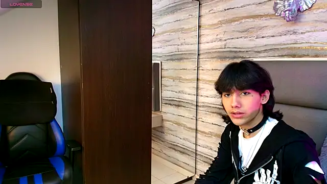 Snapshot of Lovers_21 chatting on 11-29-25, 03:42 Lovers 21 online show from 11-29-25, 03:42