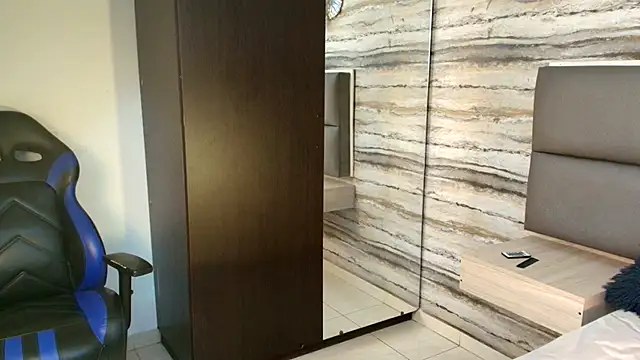 Snapshot of Lovers_21 chatting on 12-15-25, 03:33 Lovers 21 online show from 12-15-25, 03:33