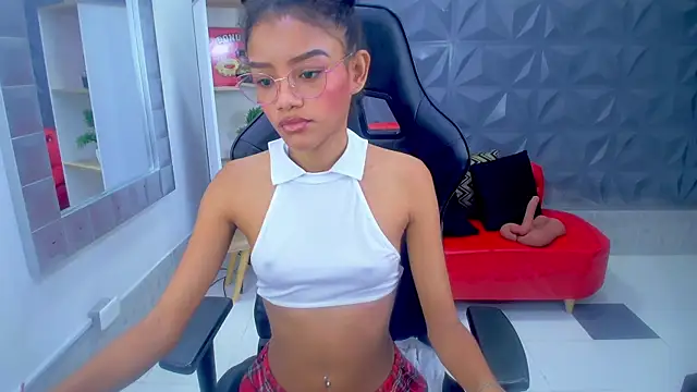 Snapshot of adisson_petite1 chatting on 10-26-25, 01:06 adisson petite1 online show from 10-26-25, 01:06