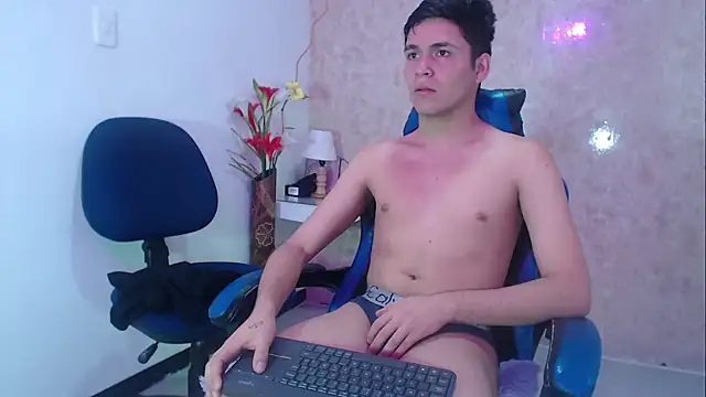 Snapshot of Aaron_Foxxx chatting on 10-10-25, 01:10 Aaron Foxxx online show from 10-10-25, 01:10