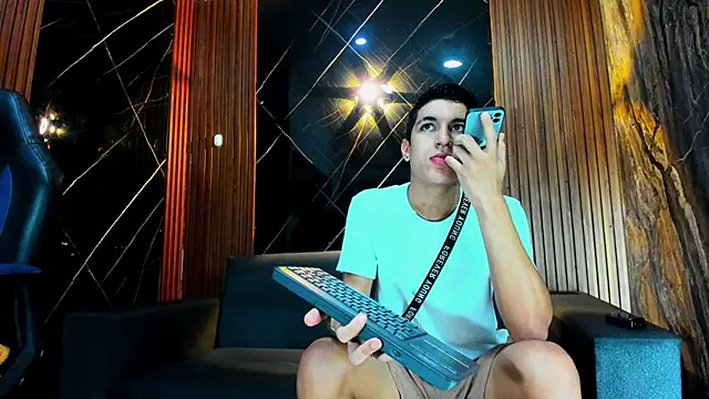 Snapshot of Stiben_boy chatting on 10-18-25, 02:58 Stiben boy online show from 10-18-25, 02:58