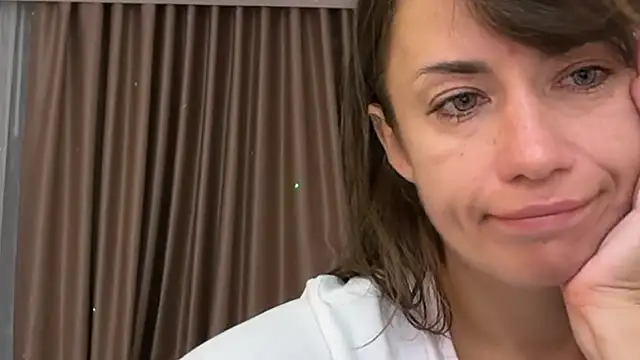 Snapshot of Roriann chatting on 02-11-26, 01:16 Roriann online show from 02-11-26, 01:16