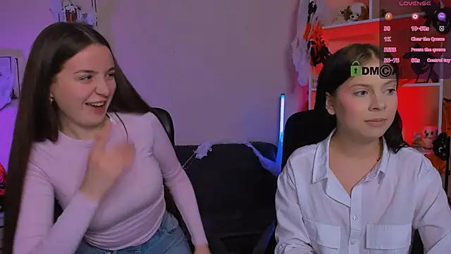 Snapshot of leslie_bird chatting on 10-29-25, 12:40 leslie bird online show from 10-29-25, 12:40