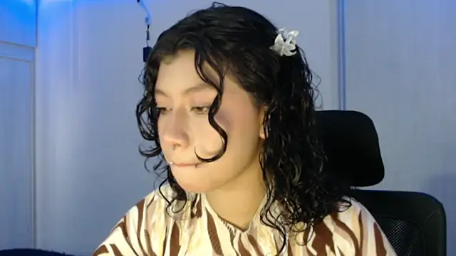 Snapshot of Ivonnybonn chatting on 10-22-25, 01:44 Ivonnybonn online show from 10-22-25, 01:44