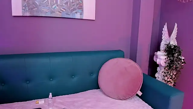 Snapshot of Alessiia__ chatting on 12-14-25, 03:01 Alessiia online show from 12-14-25, 03:01