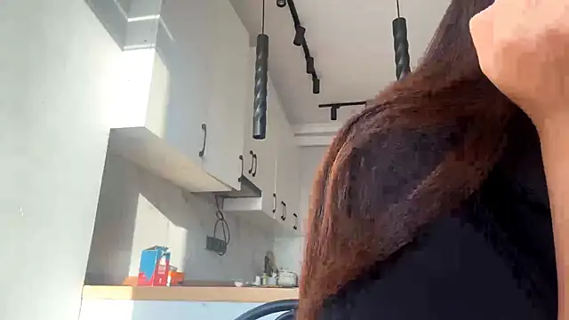 Snapshot of Ur_neighbor_Kira chatting on 10-06-25, 11:07 Ur neighbor Kira online show from 10-06-25, 11:07