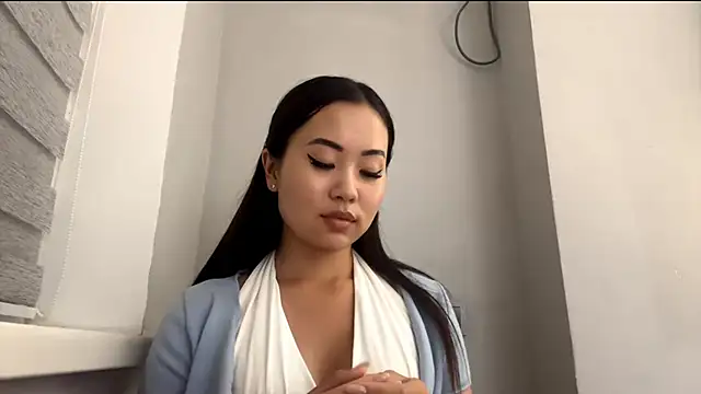 Snapshot of Ur_neighbor_Kira chatting on 10-09-25, 03:10 Ur neighbor Kira online show from 10-09-25, 03:10