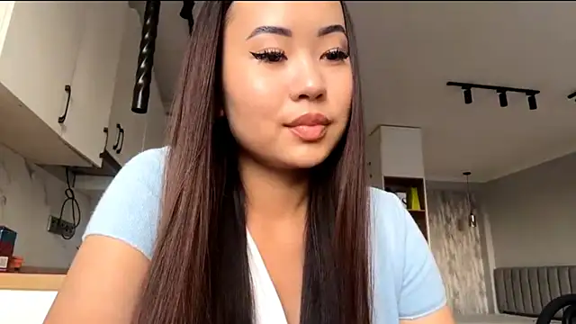 Snapshot of Ur_neighbor_Kira chatting on 10-13-25, 11:10 Ur neighbor Kira online show from 10-13-25, 11:10