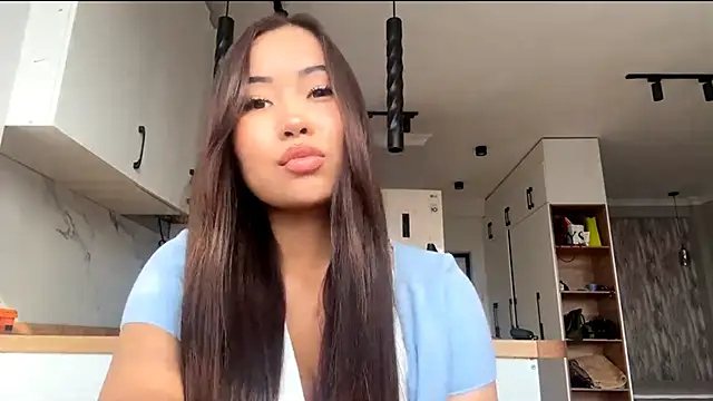 Snapshot of Ur_neighbor_Kira chatting on 10-22-25, 09:20 Ur neighbor Kira online show from 10-22-25, 09:20