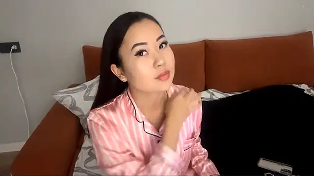 Snapshot of Ur_neighbor_Kira chatting on 11-06-25, 01:12 Ur neighbor Kira online show from 11-06-25, 01:12