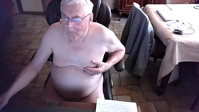 Snapshot of Alain633 chatting on 03-04-26, 02:34 Alain633 online show from 03-04-26, 02:34