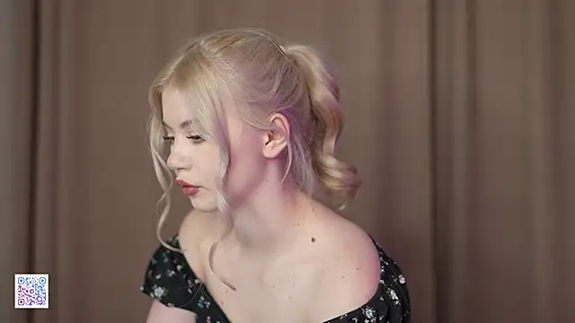 Snapshot of AshleyNikoo chatting on 11-21-25, 03:44 AshleyNikoo online show from 11-21-25, 03:44