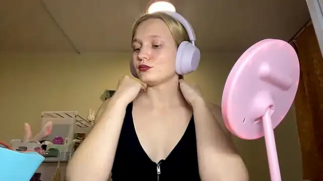 xX Looola Xx online show from 10-18-25, 05:25