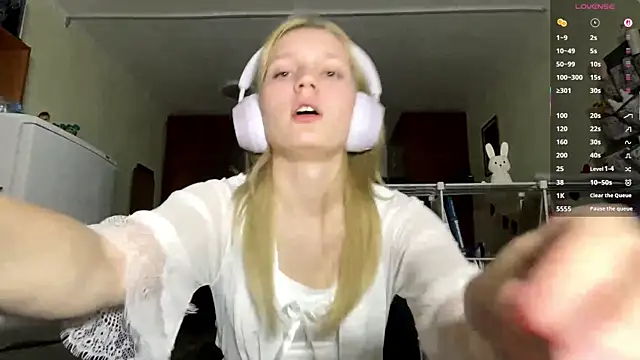 xX Looola Xx online show from 10-27-25, 03:05