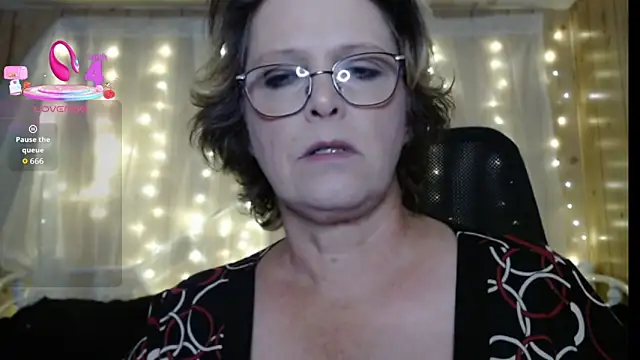 Snapshot of TrailerParkTracee chatting on 10-29-25, 02:36 TrailerParkTracee online show from 10-29-25, 02:36