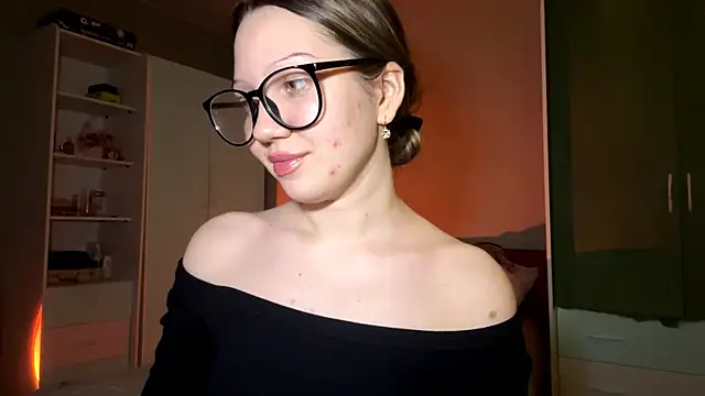 EmiIyKitty online show from 12-14-25, 06:56