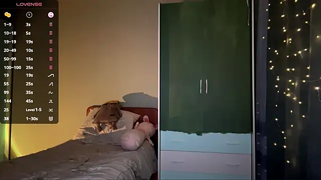 Snapshot of EmiIyKitty chatting on 12-19-25, 06:48 EmiIyKitty online show from 12-19-25, 06:48