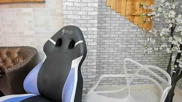 Alisonn Doll online show from 12-19-25, 12:12