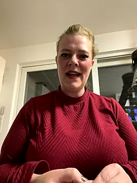 Snapshot of Curvyveri93 chatting on 10-04-25, 06:39 Curvyveri93 online show from 10-04-25, 06:39