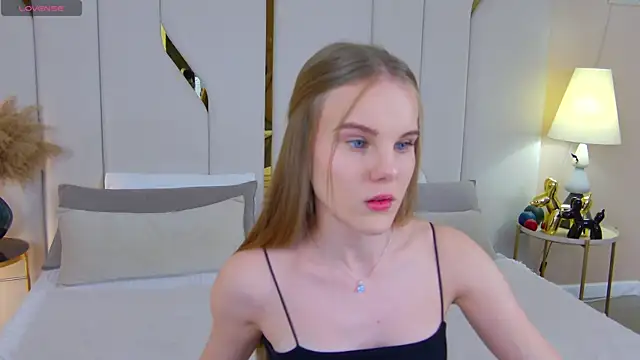 Snapshot of Lili_Lohan chatting on 11-10-25, 05:01 Lili Lohan online show from 11-10-25, 05:01