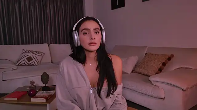 Snapshot of Milana_De chatting on 10-07-25, 10:29 Milana De online show from 10-07-25, 10:29