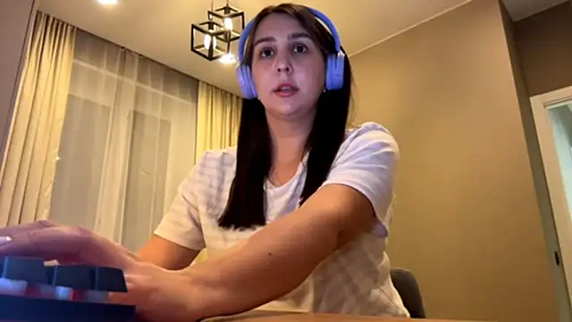 Snapshot of RoseRossi chatting on 10-06-25, 11:18 RoseRossi online show from 10-06-25, 11:18