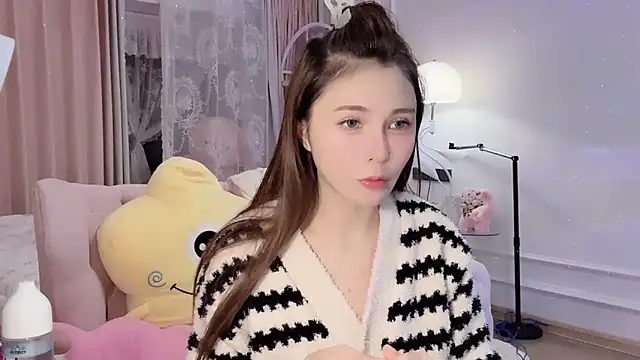 Snapshot of Titi-175 chatting on 10-27-25, 11:14 Titi-175 online show from 10-27-25, 11:14