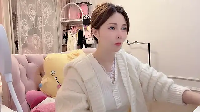 Snapshot of Titi-175 chatting on 11-02-25, 12:07 Titi-175 online show from 11-02-25, 12:07