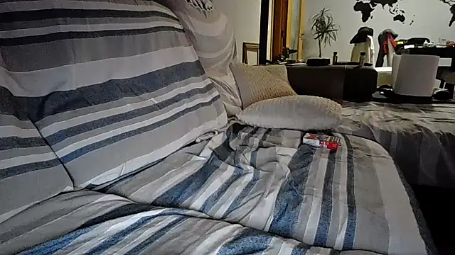 Snapshot of XxvanxX chatting on 10-21-25, 02:12 XxvanxX online show from 10-21-25, 02:12