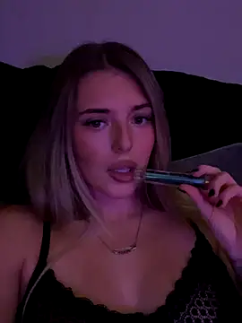 Snapshot of EllieEllxx chatting on 10-12-25, 08:19 EllieEllxx online show from 10-12-25, 08:19