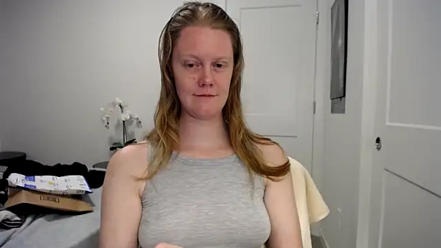 Snapshot of naughtyfox89 chatting on 04-21-26, 04:08 naughtyfox89 online show from 04-21-26, 04:08