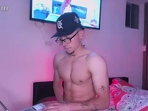 Snapshot of strongManLatino chatting on 10-10-25, 01:04 strongManLatino online show from 10-10-25, 01:04