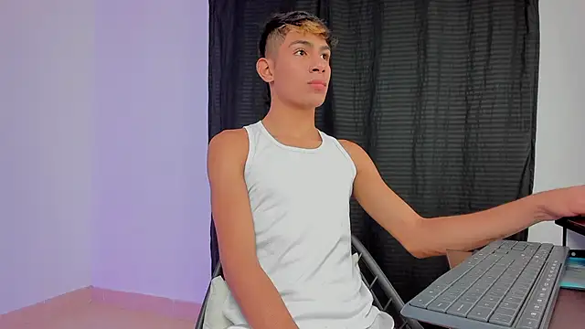 Snapshot of cherub_ chatting on 10-04-25, 01:36 cherub  online show from 10-04-25, 01:36