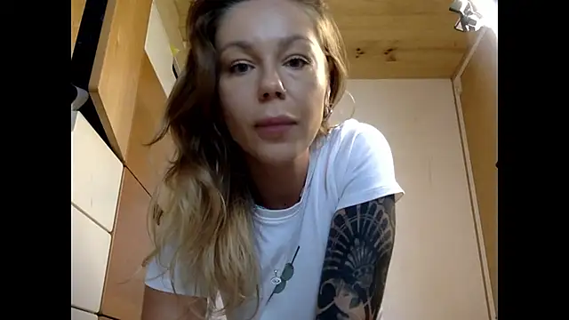 Snapshot of MiraLuna chatting on 10-21-25, 11:55 MiraLuna online show from 10-21-25, 11:55