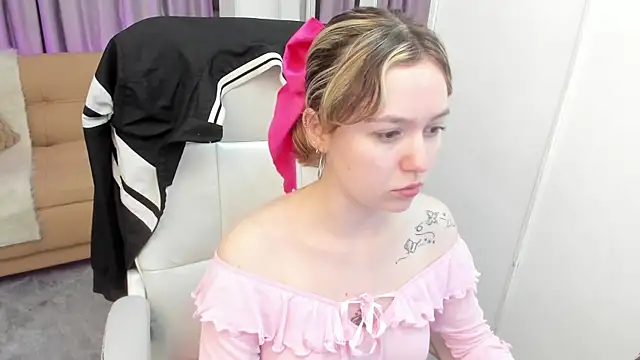 Lucia Copper online show from 11-24-25, 12:05