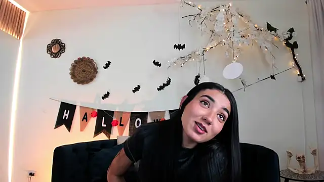 cloe taylor   online show from 10-14-25, 04:24