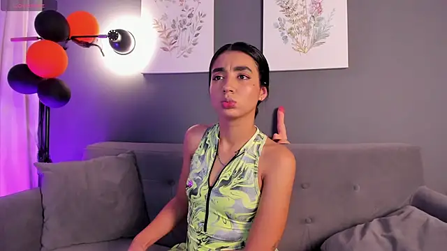 cloe taylor   online show from 10-29-25, 05:10