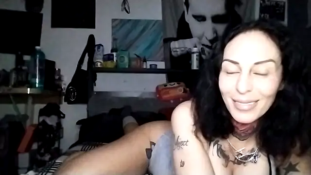 inkdhollow1 online show from 10-09-25, 02:53