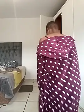 MissBubbles04 online show from 10-18-25, 05:10