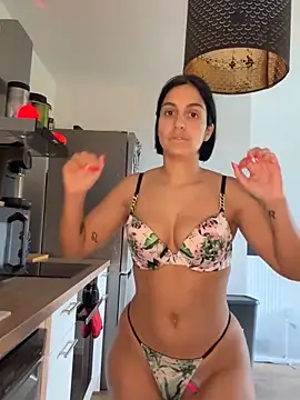 Snapshot of LaPetiteKim chatting on 10-16-25, 12:17 LaPetiteKim online show from 10-16-25, 12:17