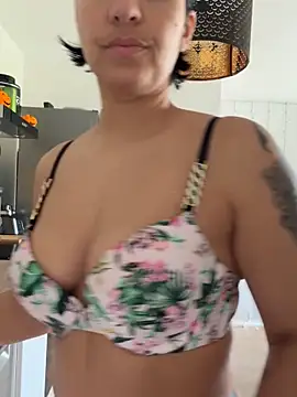 Snapshot of LaPetiteKim chatting on 10-21-25, 11:55 LaPetiteKim online show from 10-21-25, 11:55