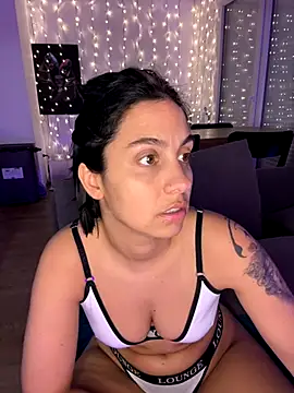 Snapshot of LaPetiteKim chatting on 10-22-25, 07:46 LaPetiteKim online show from 10-22-25, 07:46