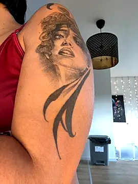 Snapshot of LaPetiteKim chatting on 10-24-25, 12:01 LaPetiteKim online show from 10-24-25, 12:01