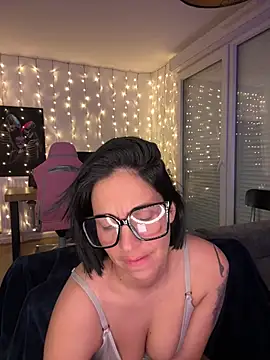 LaPetiteKim online show from 02-15-26, 08:05