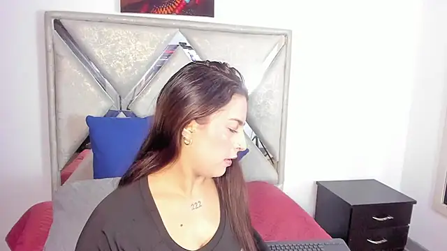 Snapshot of mia_fox4 chatting on 10-24-25, 12:12 mia fox4 online show from 10-24-25, 12:12