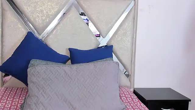 Snapshot of mia_fox4 chatting on 10-25-25, 11:29 mia fox4 online show from 10-25-25, 11:29
