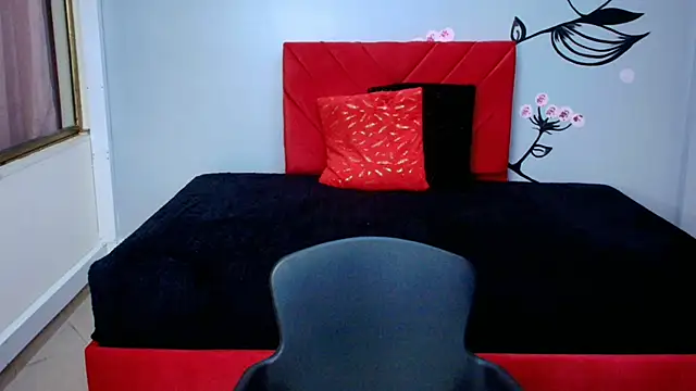 Snapshot of Charlotte__Gray chatting on 10-18-25, 12:28 Charlotte Gray online show from 10-18-25, 12:28