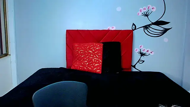 Snapshot of Charlotte__Gray chatting on 10-28-25, 12:19 Charlotte Gray online show from 10-28-25, 12:19